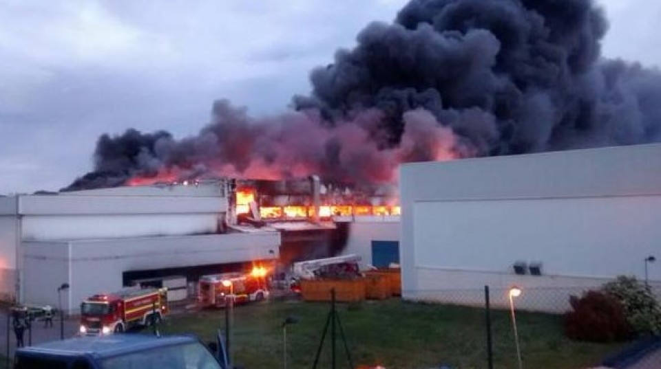 Gran incendio en la empresa Aernnova Aerospace