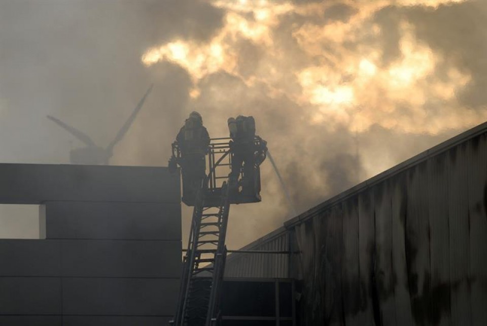 Un incendio arrasa una de las naves de Aernnova Aerospace - 