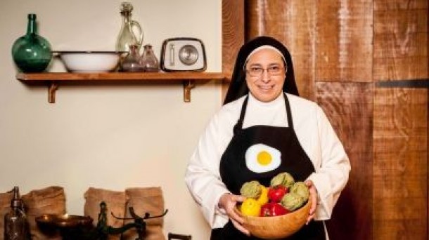 Sor Lucía Caram y Julius, dos cocineros distintos pero no distantes 