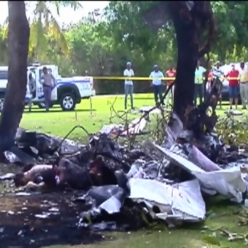 Familiares del piloto fallecido esperan en el Instituto de Patología en Santo Domingo. EFE