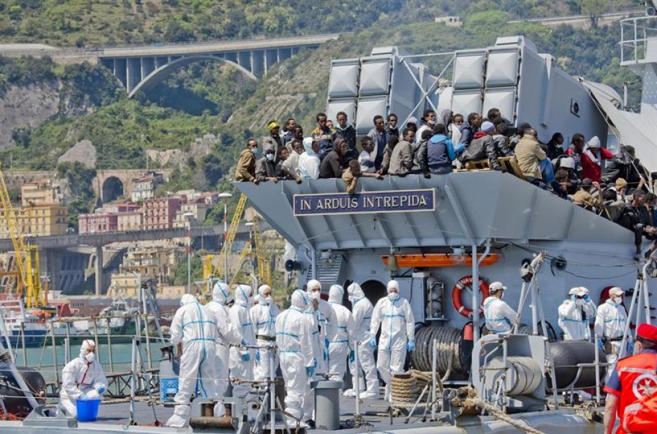 545 inmigrantes rescatados en las últimas horas llegan al puerto de Salerno (Italia). Foto: EFE