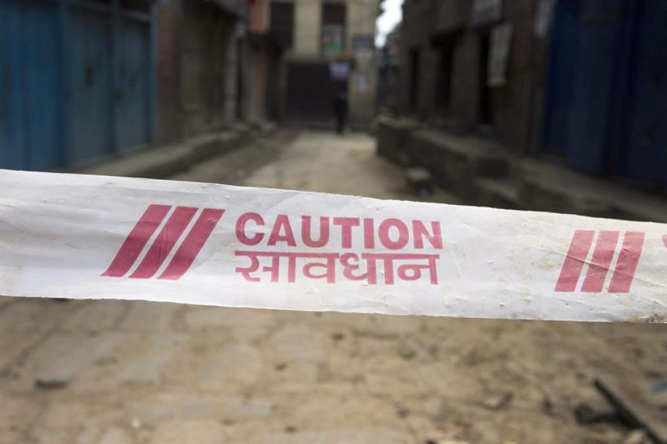 Una cinta prohibe el paso a una zona de edificios derruidos. Foto: EFE