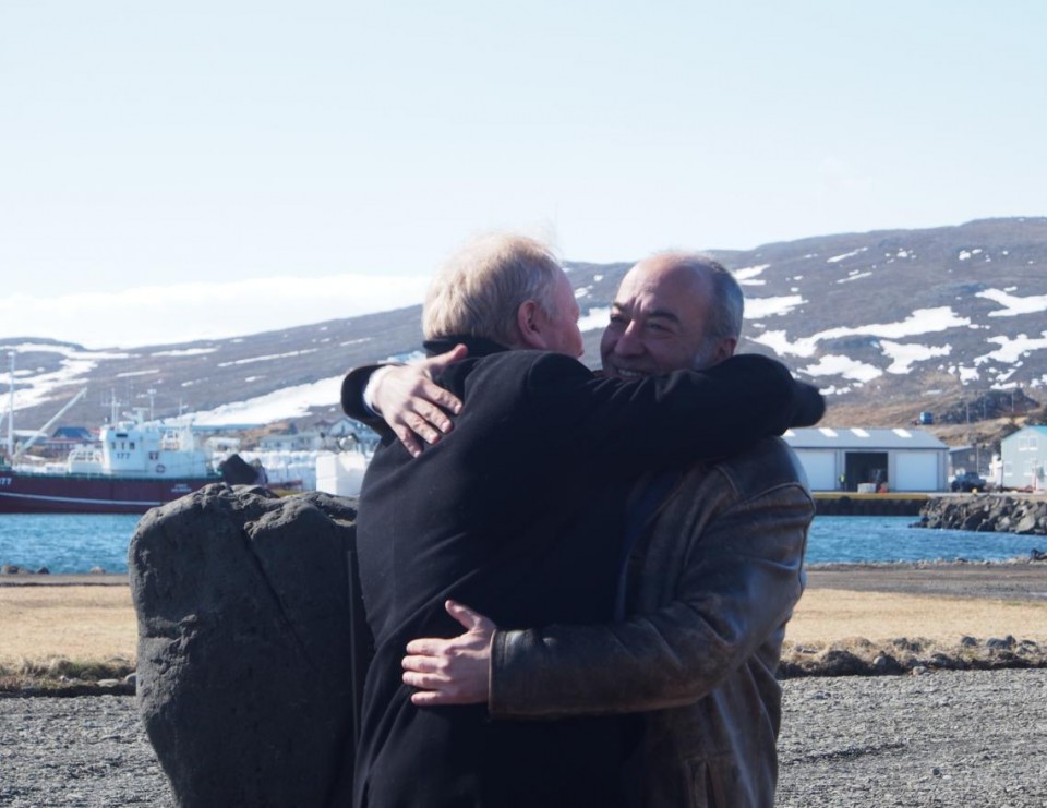 El abrazo que simboliza la reconciliación entre Gipuzkoa e Islandia. Foto: Diputación de Gipuzkoa