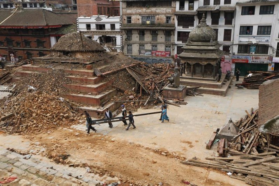 Edificio destruido en el terremoto, en la capital nepalí. Foto: EFE