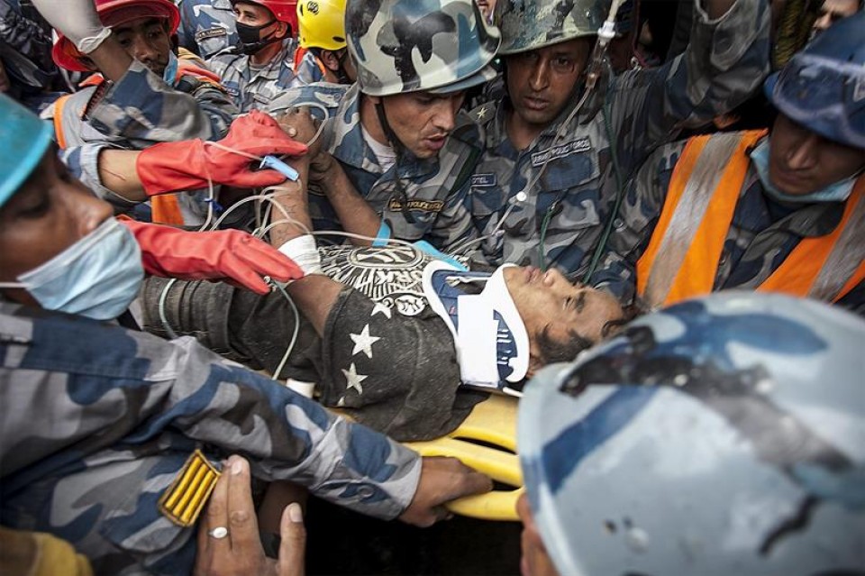 Rescatan con vida un niño de 15 años, cinco días después del terremoto