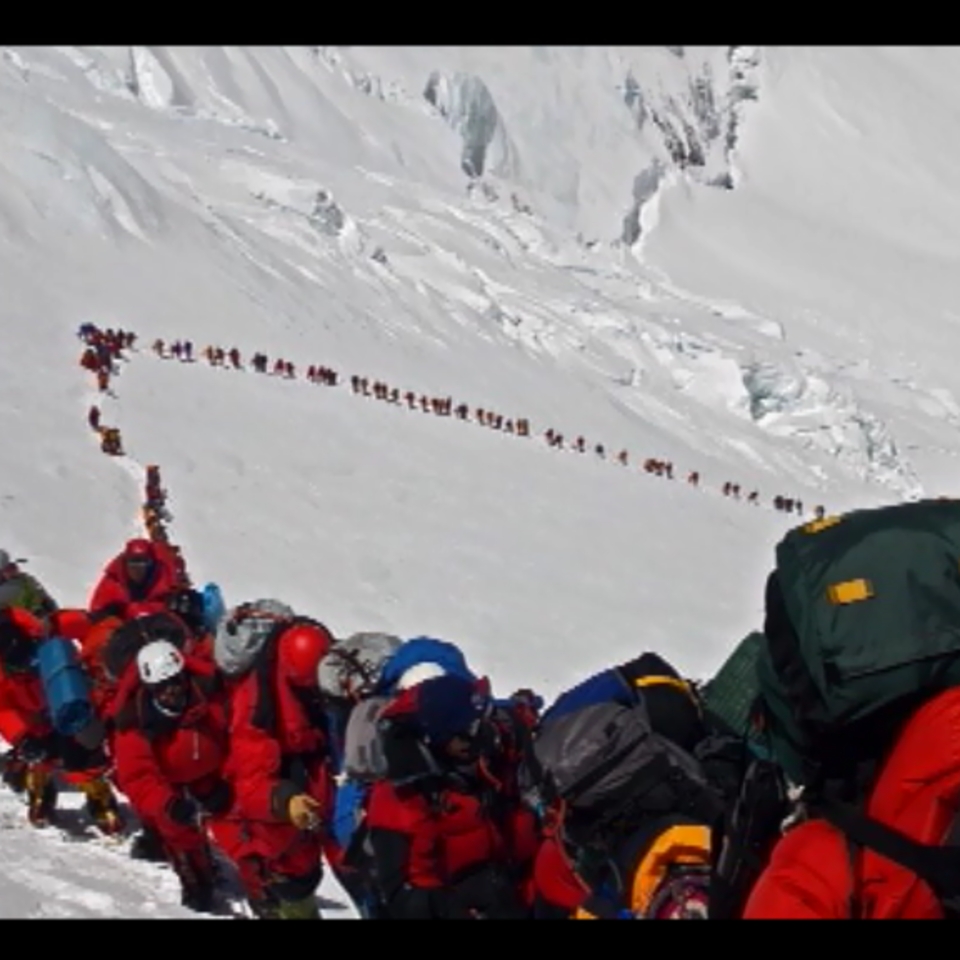 Los montañeros denuncian la masificación en el Everest