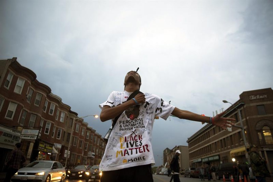 Un hombre permanece en la avenida Pennsylvania de Baltimore, Maryland (EE.UU.). Foto: EFE