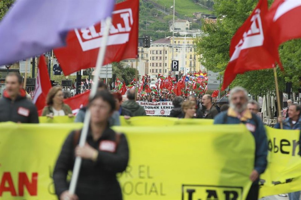 Manifestaciones separadas en San Sebastián de LAB (primer término), y de CCOO y UGT (fondo). EFE