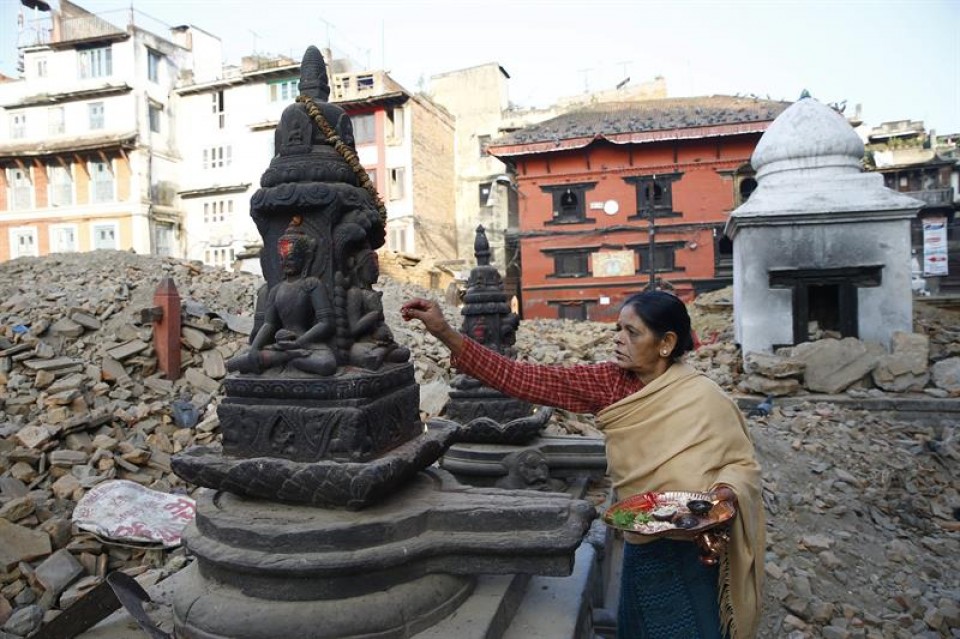 Una mujer en Katmandú, una semana después del terremoto. Foto: EFE