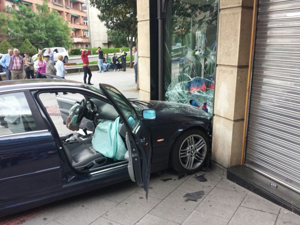 El coche se ha estampado contra una tienda de lencería. Foto Pedro Uribarri