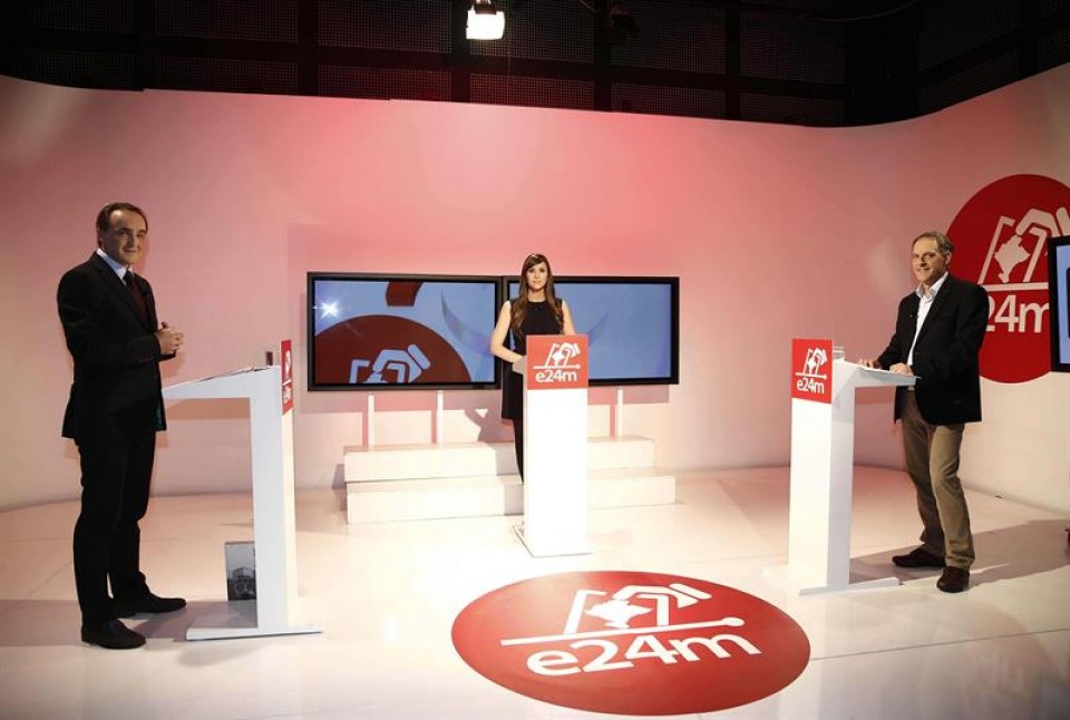 Javier Esparza (UPN) y Adolfo Araiz (EH Bildu), en un debate electoral en Navarra Televisión. EFE