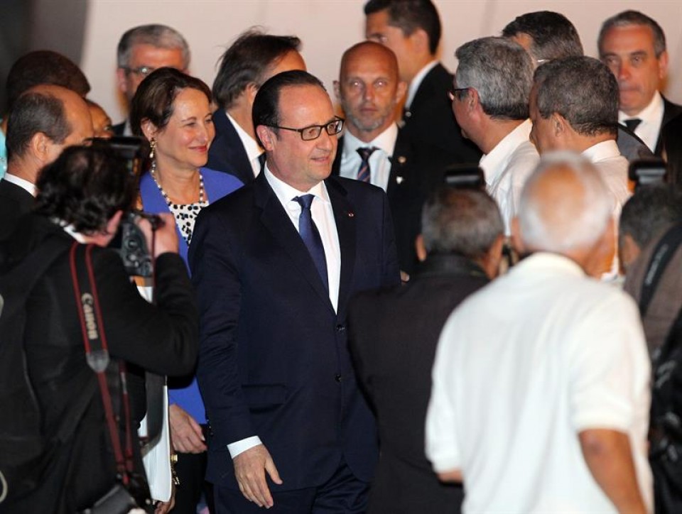Hollande llega a Cuba en visita oficial