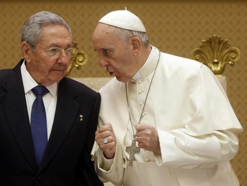 Raul Castro Kubako presidentea eta Frantzisko aita santua. Artxiboko irudia: EFE