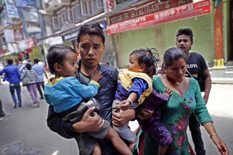 Nepal terremoto lurrikara herritarrak beldurra ihesean Katmandu. EFE