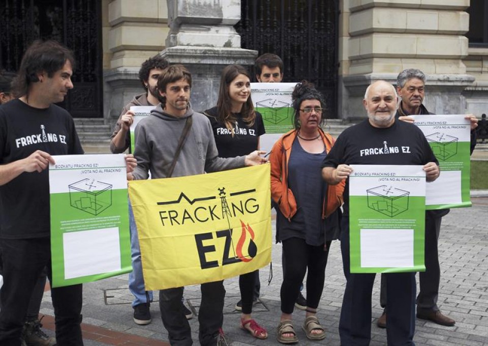 Los responsables de la campaña 'Vota fracking ez'. Imagen de archivo: EFE