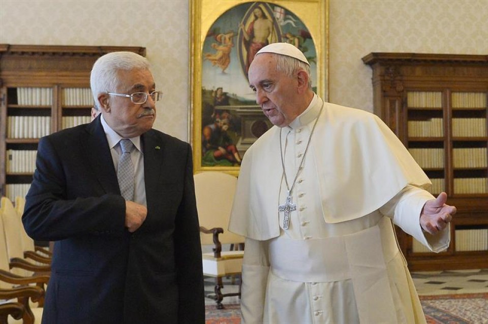 El papa Francisco, con el presidente palestino, Mahmud Abbas. EFE