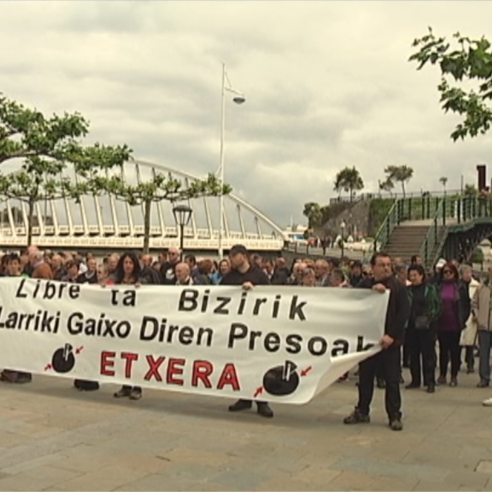 Concentración a favor de la liberación de Ibon Iparragirre en Ondarroa