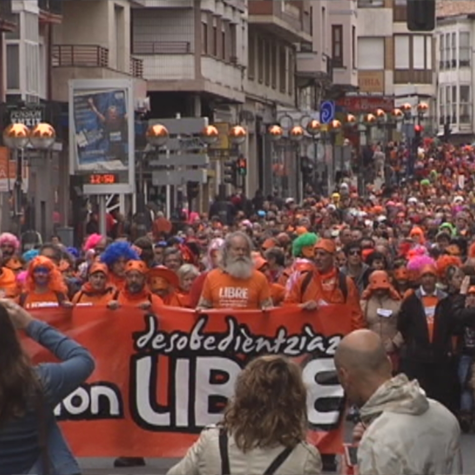Miles de personas se unen a la marcha naranja de Vitoria