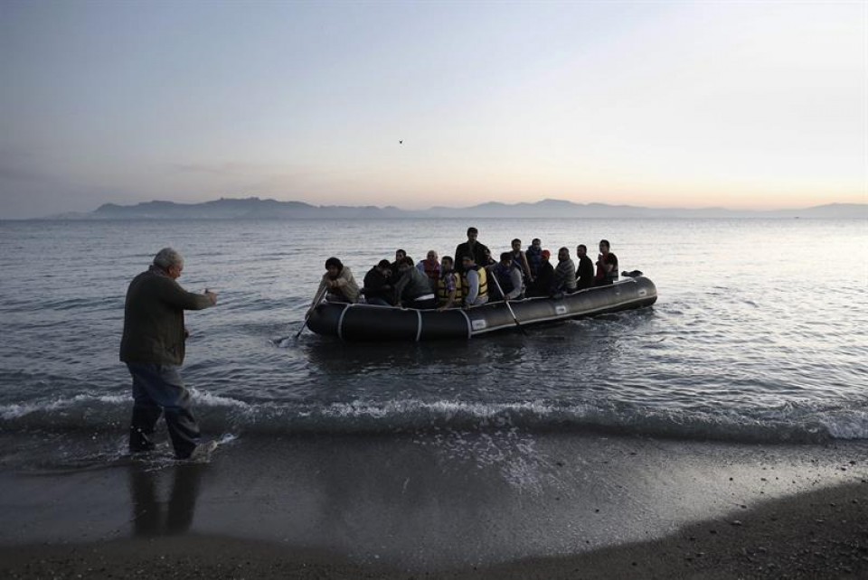 Inmigrantes sirios desembarcan en la isla de Kos (Grecia). Foto: EFE