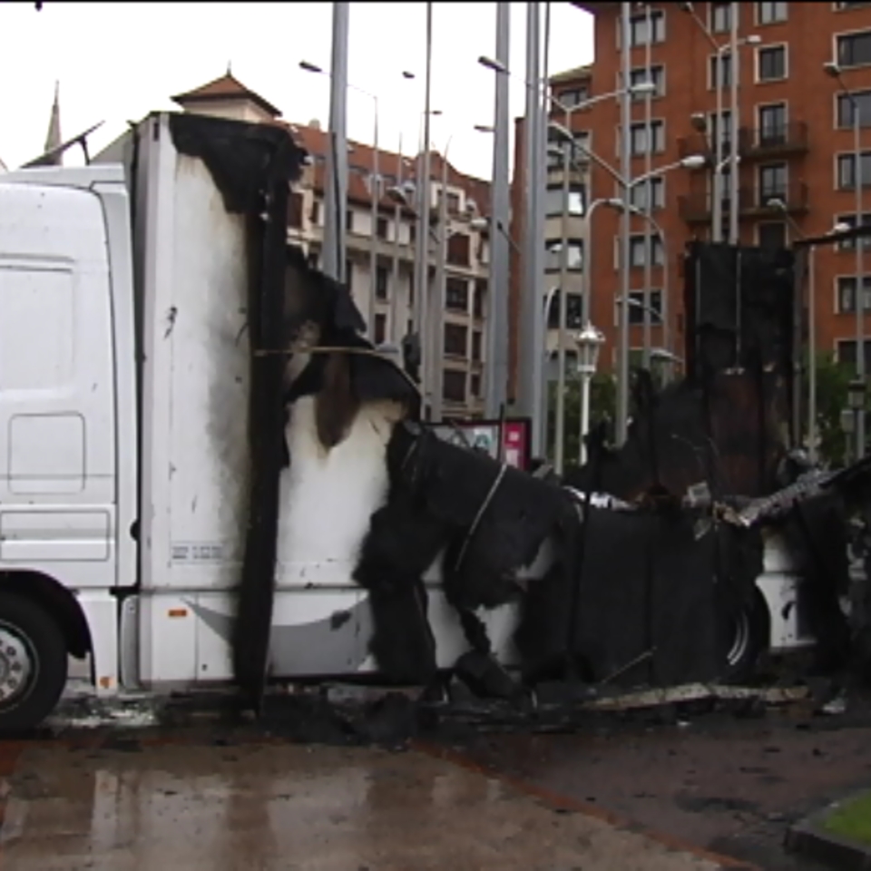 Camión calcinado frente al Bellas Artes de Bilbao