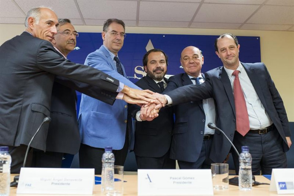 Los responsables de las seis asociaciones empresariales que han firmado el acuerdo: Foto: EFE
