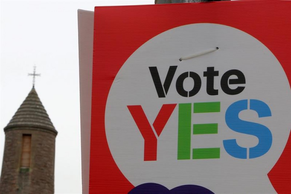 Ezkontza homosexualak baimentzeko erreferenduma dute gaur Irlandan