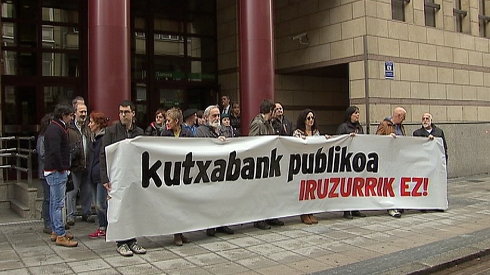 Kutxabank auzian herri akusazio gisa aurkeztu diren eragileek protesta egin dute. Argazkia: EiTB