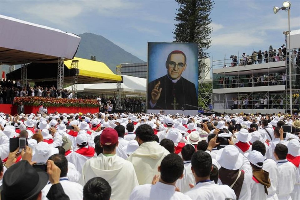 Unas 300.000 personas han presenciado la beatificación de monseñor Romero. Foto: EFE