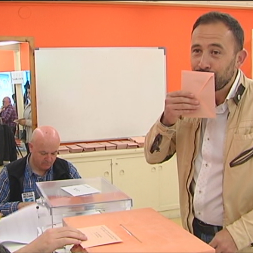 Denis Itxaso votando