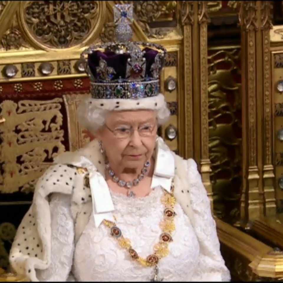 Gobernuaren asmoak irakurri ditu Elizabeth II.a erreginak