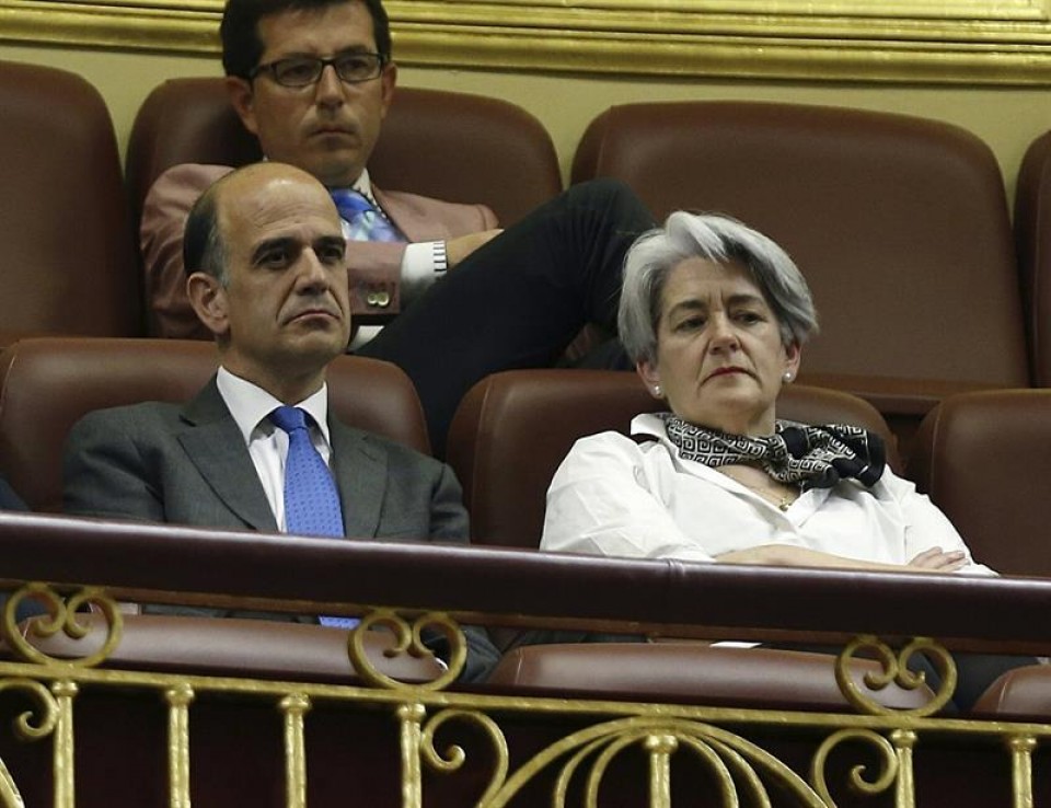 Lourdes Goicoechea y Alberto Catalán asisten, desde la tribuna, al pleno del Congreso. Foto: EFE