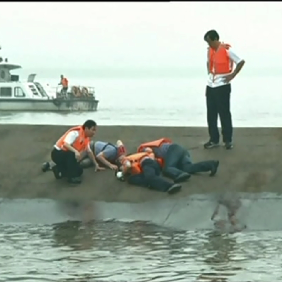 Equipos de rescate afirman que escuchan voces dentro del barco hundido