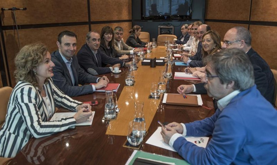 Imagen de archivo de una reunión entre PNV y PSE-EE
