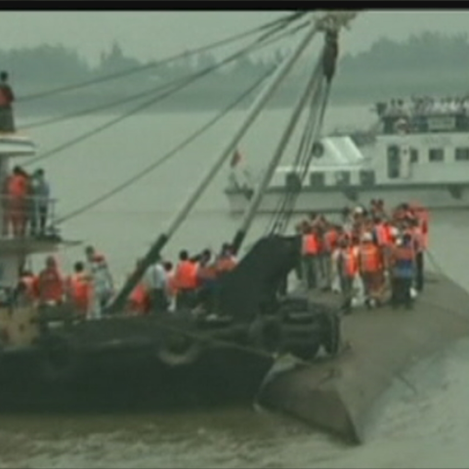 Rescatistas buscan pasajeros tras el hundimiento de un barco en China. EFE
