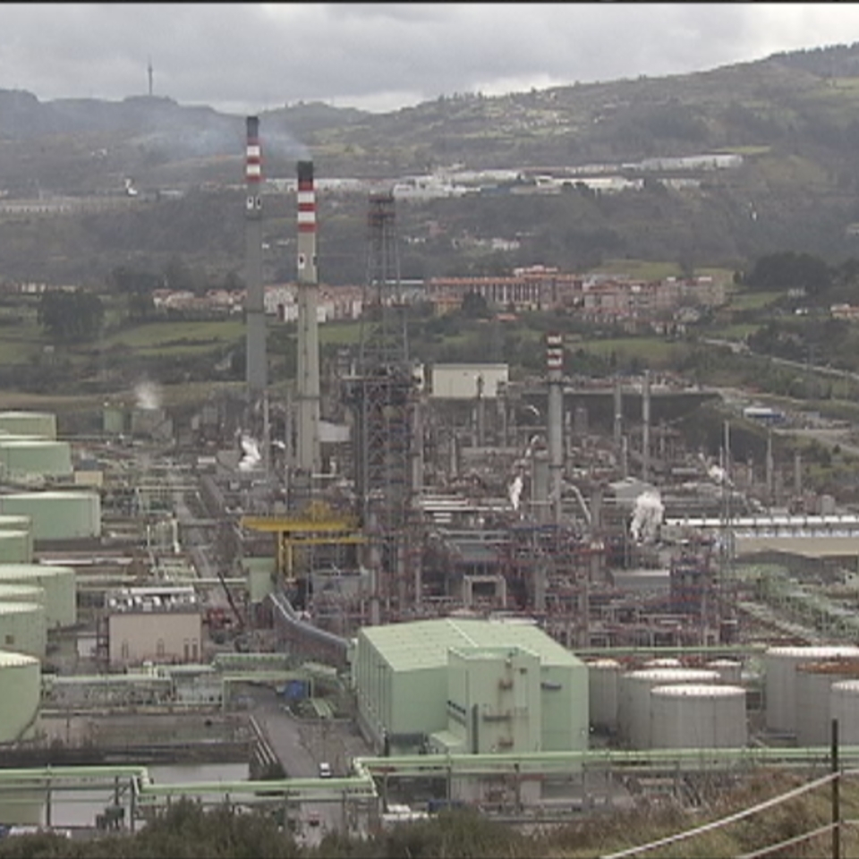 Greenpeace tacha a la plata de Petronor de "el mordor de Euskadi". EFE