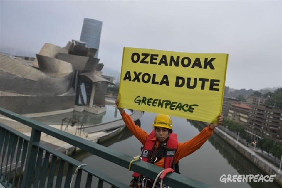 Acción de Greenpeace en Bilbao.