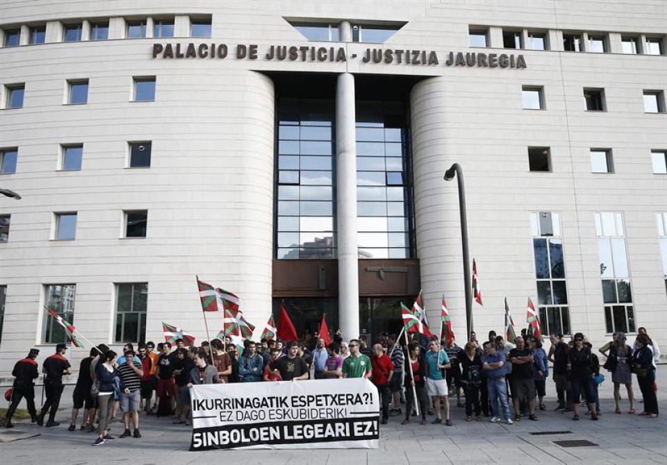Concentración frente al Palacio de Justicia de Pamplona. Foto: EiTB