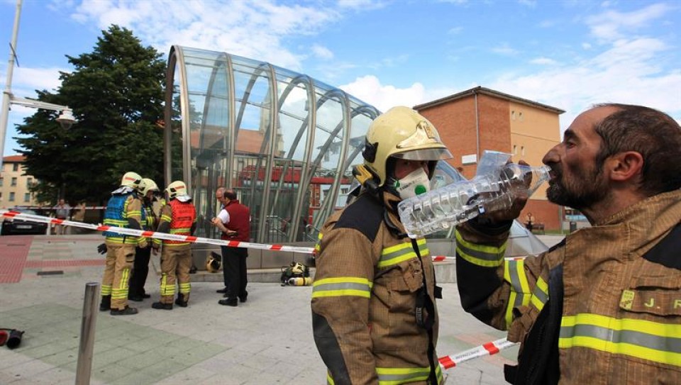 Bomberos a las afueras de la estación de metro donde ha ocurrido el incendio. Foto: EFE