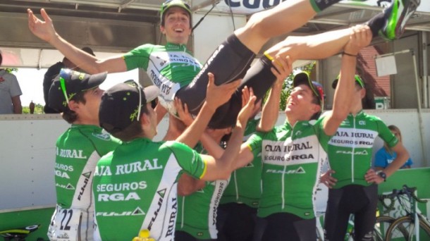 Peio Bilbao celebra la victoria final con sus compañeros / Foto: Caja Rural-Seguros RGA.