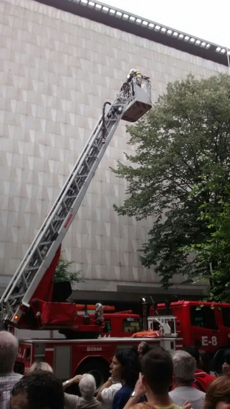 Sutea Bilbao Corte Inglés incendio bomberos grúa. EITB