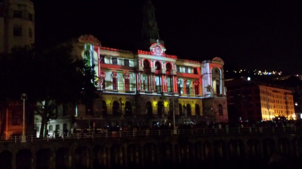 El Ayuntamiento de Bilbao, iluminado durante la Noche Blanca de 2015. Foto. L.S.