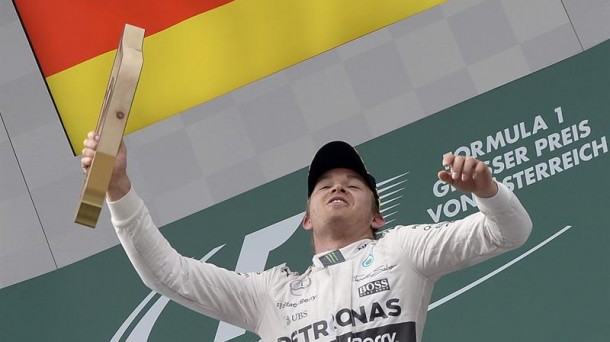 Nico Rosberg celebra la victoria en el podium. Efe.