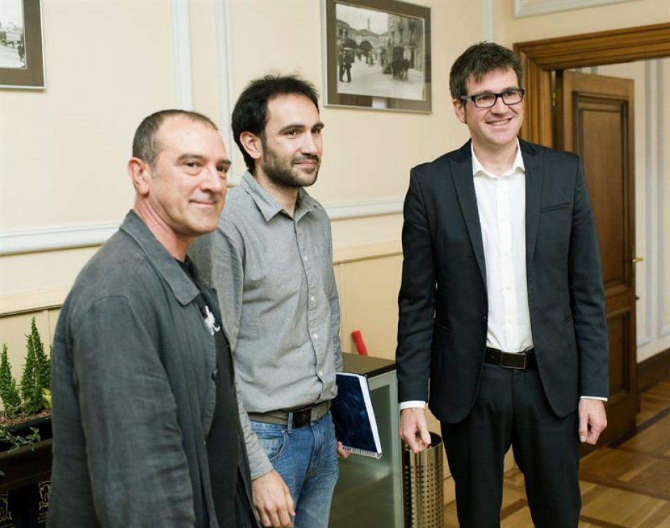 El alcalde Gorka Urtaran junto a representates del PSE en el Ayuntamiento de Vitoria. 