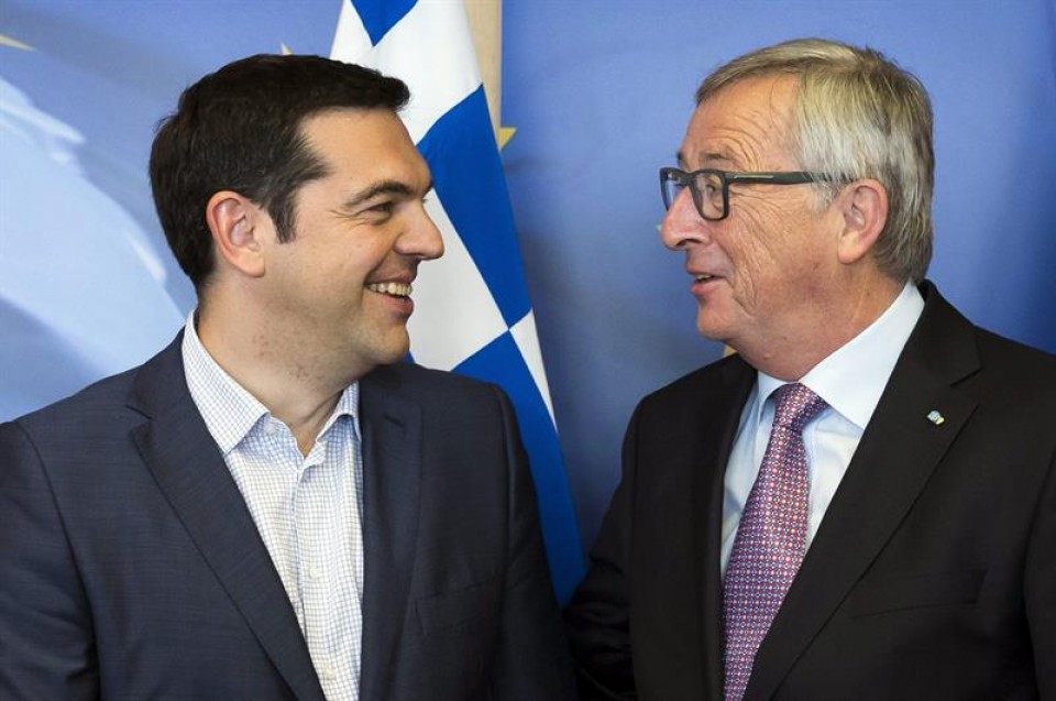 El primer ministro Griego, Alexis Tsipras, junto al presidente de la CE, Jean Claude Juncker. EFE