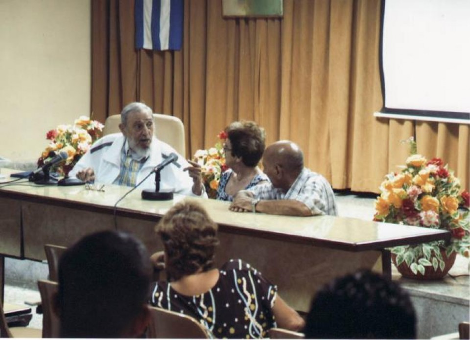 Fidel Castro reapareció el viernes en una reunión de maestros queseros. Foto: Estudio Revolución. 
