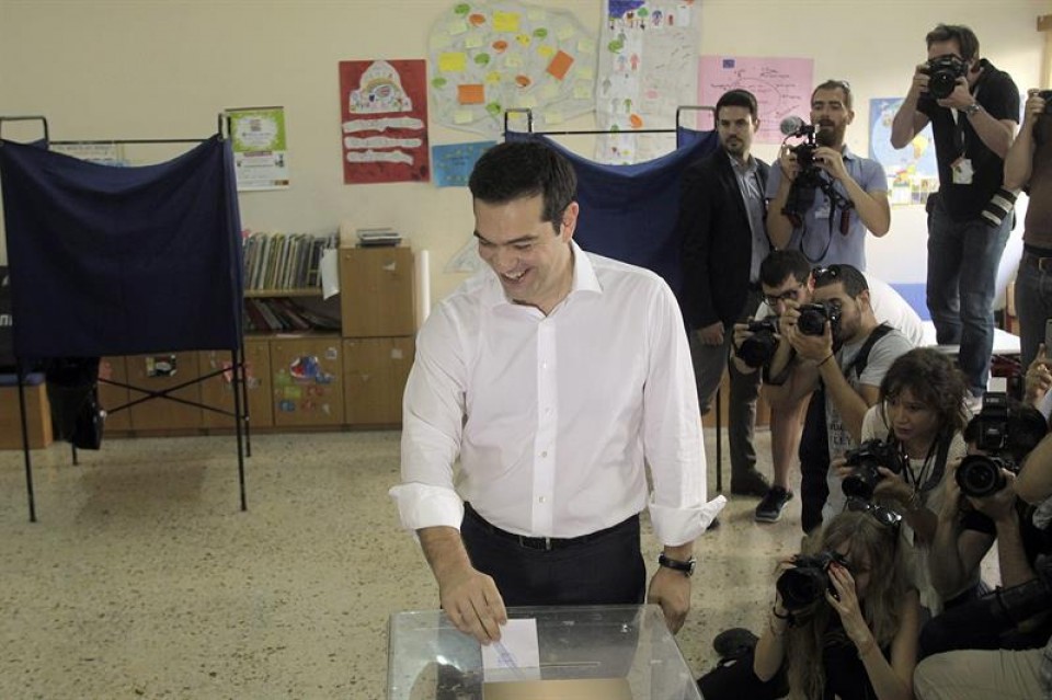 Alexis Tsipras ejerciendo su derecho a voto en el referéndum. Foto: EFE