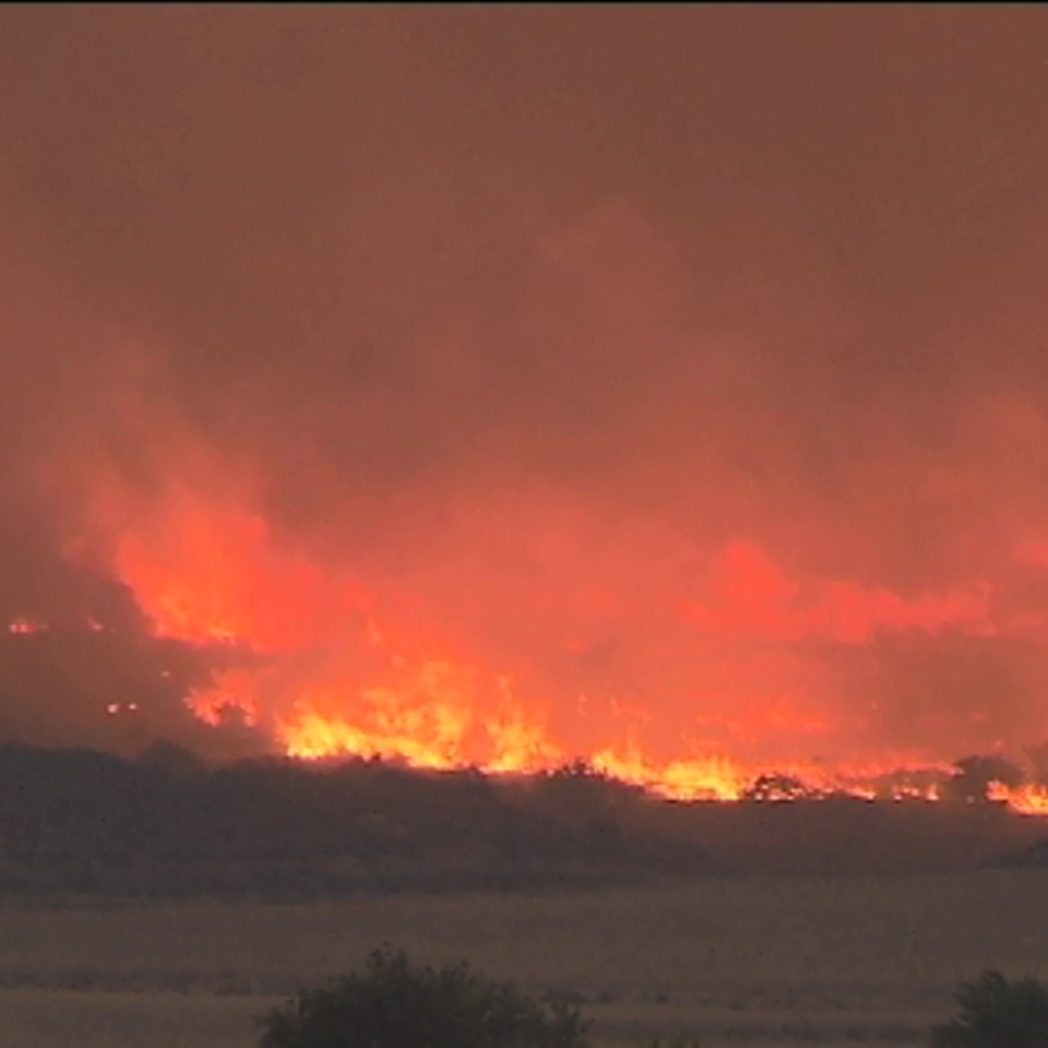 Un incendio declarado en Luna (Zaragoza) obliga a desalojar tres pueblos. Foto: EFE