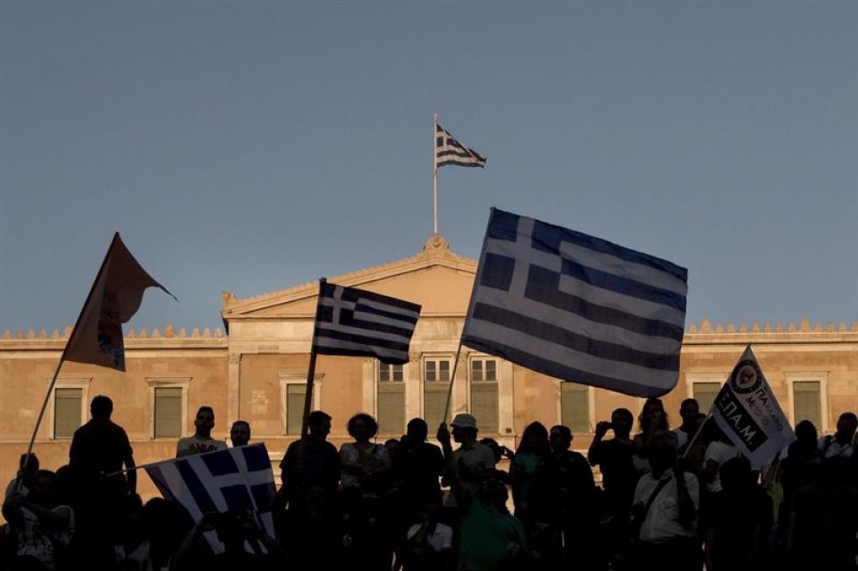 Los partidarios del 'no' se han reunido frente al Parlamento griego. Foto: EFE