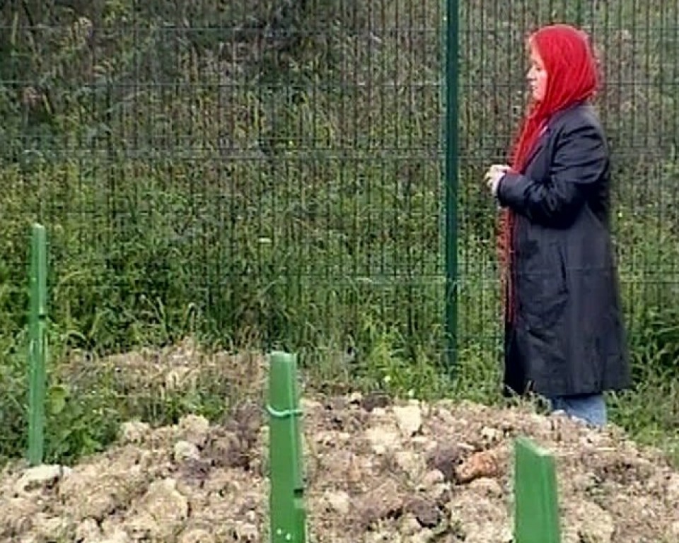Redzija Subasic, Srebrenicako kanposantuan. Irudia: EiTB