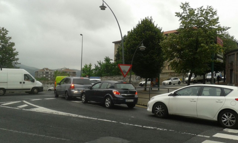 Accidente en Santo Domingo Bilbao. Colas en Txurdinaga. EiTB